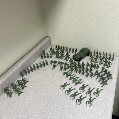 老式军队男式大量塑料士兵玩偶 + 军用车辆 - 110 件 — 第 1/4 张图片