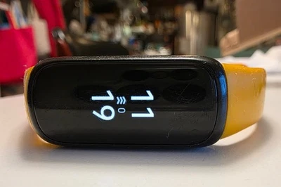 Fitbit Inspire 3 Rastreador de Salud + Fitness Amarillo/Naranja FB424BKYW-US Usado Foto 1 de 4