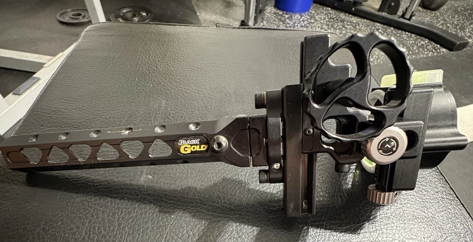 Mira de arco personalizada para diestros de doble traza dorada negra Foto 1 de 4