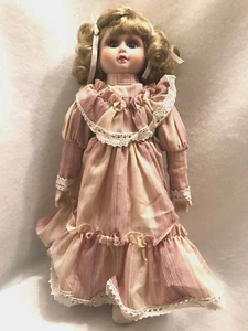 Vintage 1980er Porzellan Puppe bemalt Wimpern blaue Glasaugen Stoffkörper 14,5 Zoll - Bild 1 von 7