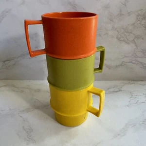 Juego de 3 tazas apilables Tupperware Multi-Mugs® vintage, #1312 verde amarillo naranja - Imagen 1 de 6