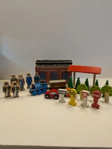 VTG Lot Of 24 Thomas & Friends Wooden Railway People Building Train Trees Signs - Picture 1 of 17