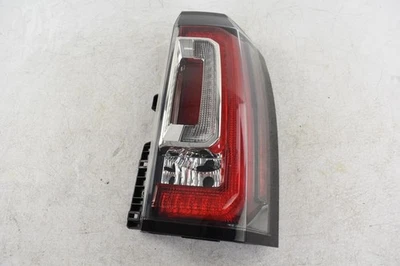 Conjunto de luz trasera derecha GMC Yukon XL 2015 FABRICANTE DE EQUIPOS ORIGINALES - arañazos profundos Foto 1 de 4