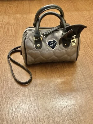 Bolso Bandolera Betsey Johnson Mini Love Gris Acolchado Corazones y Lazo Negro. Foto 1 de 4