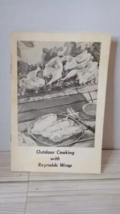 "Outdoor Kochen mit Reynolds Verpackung" - Werbekochbuch, Juwelier Lebensmittelgeschäfte - Bild 1 von 3