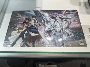 2024 SDCC Exclusive Konami Yu-Gi-Oh! Yugi Kaiba Dragon Master Magia Playmat - Bild 1 von 4