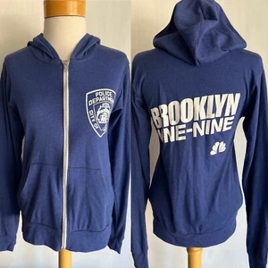 Sudadera con Capucha Brooklyn Nine-Nine (2013) Oficial NYPD NBC CAST & CREW Cremallera Completa Talla Pequeña - Imagen 1 de 7