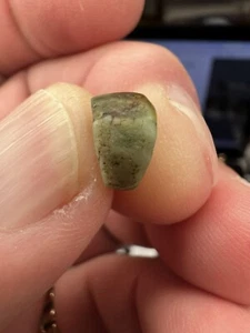Uralter keilförmiger kleiner Jadeit 9,5 x 8,9 x 5,1 x 3 mm grün sammeln - Bild 1 von 7