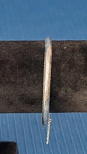 De colección. Brazalete con bisagras grabado en plata de ley SA .925 firmado con cadena de seguridad - Imagen 1 de 7