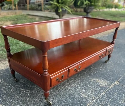 Mesa de centro con bandeja Willett Wildwood Cherry Mid Century con ruedas de latón Foto 1 de 4