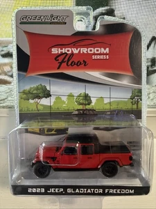 Jeep Gladiator Freedom 2023 Greenlight Showroom Floor Series 5 rojo 1:64 - Imagen 1 de 2