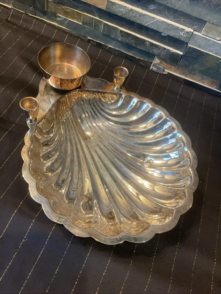 Plato para servir E. B. Rogers Silver Shell con candelabros Foto 1 de 4