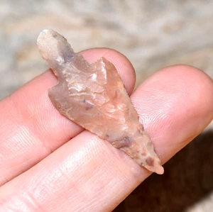 Afrikanisches neolithisches Steingeschoß geknappte Pfeilspitze Sahara, Afrika - Bild 1 von 6