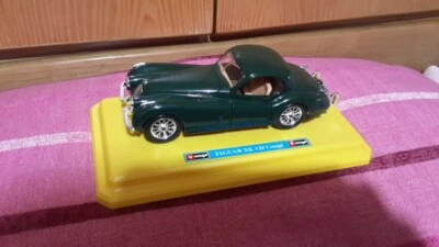 Modellino auto Jaguar XK 120 verde burago made in italy - Immagine 1 di 2