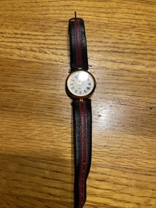 Unisex Gucci Números Romanos, Con Pulsera Cuero Rojo Y Negro Correr - Imagen 1 de 10