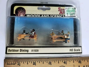 2008 Woodland Scenics HO Scale People Outdoor Dining A1939  - Bild 1 von 3