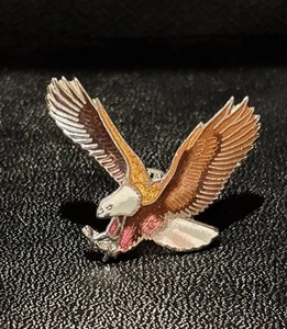 Vintage American Weißkopfseeadler schwebende Anstecknadel Hutnadel Metall Emaille - Bild 1 von 4