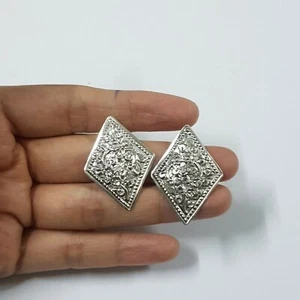 Pendiente vintage tailandés hecho a mano de plata esterlina elegante ornamentado grabado floral. - Imagen 1 de 11