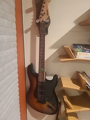 Guitarra Eléctrica Squier Affinity Series Stratocaster 6 Cuerdas - Sunburst y Soporte Foto 1 de 4