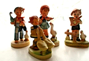 4 Cute Figurines with Ducks Royal Crown and Unmarked - Picture 1 of 12