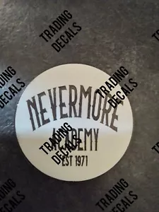 Montagna magnetica in legno divertente ""Nevermore Academy"" Wednesday Addams su misura 3x3 - Foto 1 di 2
