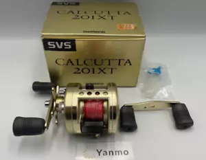 Carrete de baitcasting Shimano Calcutta 201XT mango izquierdo engranaje 5,0:1 con caja mango de 70 mm - Imagen 1 de 20
