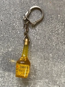 ANCIEN PORTE CLE BOURBON PUBLICITAIRE VIN APÉRITIF LIQUEUR CÔTE BASQUE - Picture 1 of 2