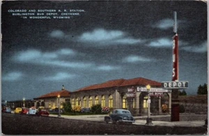 Postal de lino Cheyenne Wyoming de la década de 1940 "COLORADO AND SOUTH RAILROAD STATION" - Imagen 1 de 2