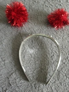 NEU GLÄNZENDES SILBERNES STIRNBAND MIT ROTEN TINSELKUGELN - Bild 1 von 4