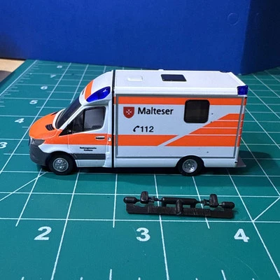 Ambulancia de emergencia alemana Malteser Mercedes Sprinter escala HO 1:87 Rietze Foto 1 de 4