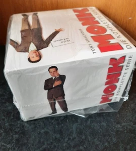 Monk - Die komplette Serie - Tony Shalhoub (DVD, 124 Folgen, 32 DVDs, Neuwertig) - Bild 1 von 4