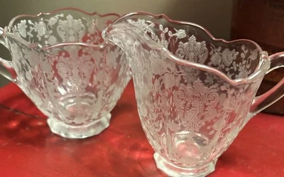 JUEGO DE CREMA Y AZÚCAR VINTAGE - PATRÓN GRABADO PUNTO ROSA CAMBRIDGE - IMPECABLE Foto 1 de 3