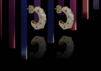 Pendientes de aro multicolores con esmalte y piedras preciosas de circonita cúbica rellenos de oro amarillo  Foto 1 de 4