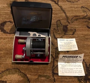 Vintage Pflueger Supreme Baitcasting Reel With Case - Picture 1 of 7