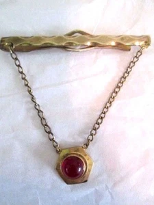 MID CENTURY BRASS ANSON VINTAGE TIE CLIP DANGLE CHAIN RED LUCITE SCALLOP DESIGN - Picture 1 of 4