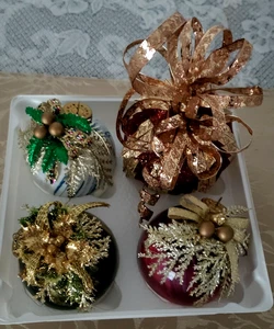 VINTAGE 90er (4) HANDDEKORIERTE WEIHNACHTSKUGEL ORNAMENTE 3 - 4" & 1 - 5"  - Bild 1 von 7