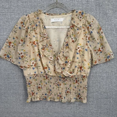 Blusa ASTR The Label Mujer Pequeña Crema Floral Calada Cuello en V Recortada AT16788-003 Foto 1 de 4