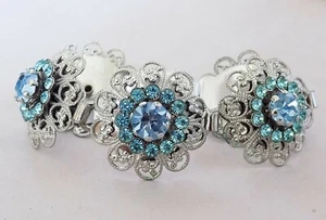 Pulsera Flor Estrás Azul Claro Tono Plata Vintage Trabajo Abierto Ornamentado 7" - Imagen 1 de 7