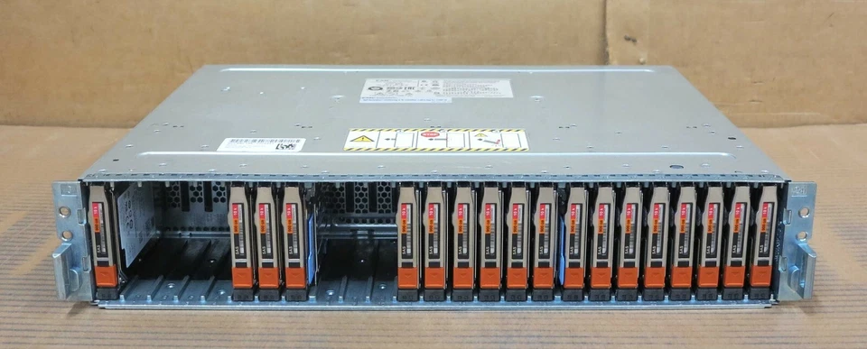 EMC SAE 2U Expansion Storage Array 3x 200GB SSD 20x 900GB 2.5" 2x SAS Controller - Image 1 of 4