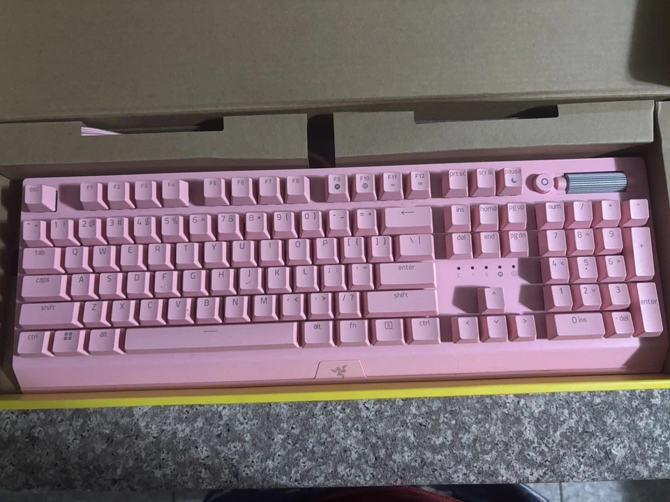 Teclado mecánico para juegos Razer BlackWidow V3: interruptores verdes cuarzo rosa  Foto 1 de 4