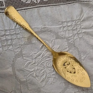 Servidor de pasteles Bicentennia 1776-1976 en tono dorado martillado mango decorado - Imagen 1 de 4