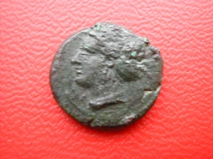 PETIT BRONZE GREC SICILE SYRACUSE TRIAS DE BRONZE ARETHUSE ROUE ET 2 DAUPHINS - Zdjęcie 1 z 2