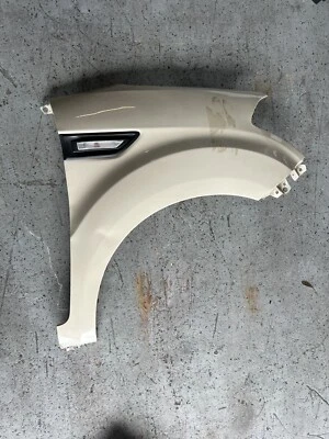 Guardabarros derecho pasajero Kia Soul Cream 2010-2013 663212K300 OEM. Foto 1 de 4