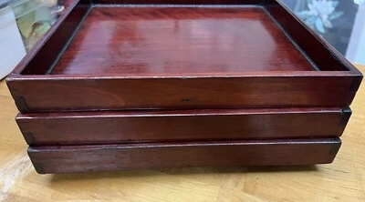 Bandejas de laca quadradas japonesas antigas Ise Shunkei com pés de nogueira - Imagem 1 de 4