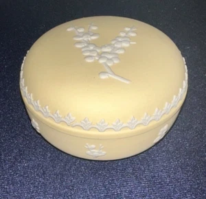 Wedgwood Jasperware GELB 3 3/4" Runde Süßigkeitenschale oder Schmuckschatulle mit Deckel - Bild 1 von 4