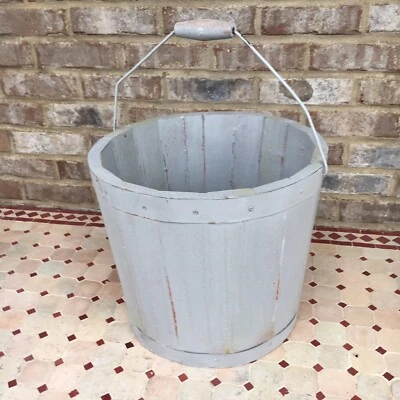 Cubo de madera gris estilo primitivo con mango de fianza jardinera pálida pozo arte de jardín Foto 1 de 4