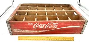 Cassa Coca-Cola vintage 24 bottiglie in legno rosso con fasce in metallo 18-1/2" x 12" - Foto 1 di 5