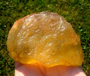 Esemplare impatto Tektite meteorite vetro deserto libico (1565 ct)Super Gem giallo - Foto 1 di 8