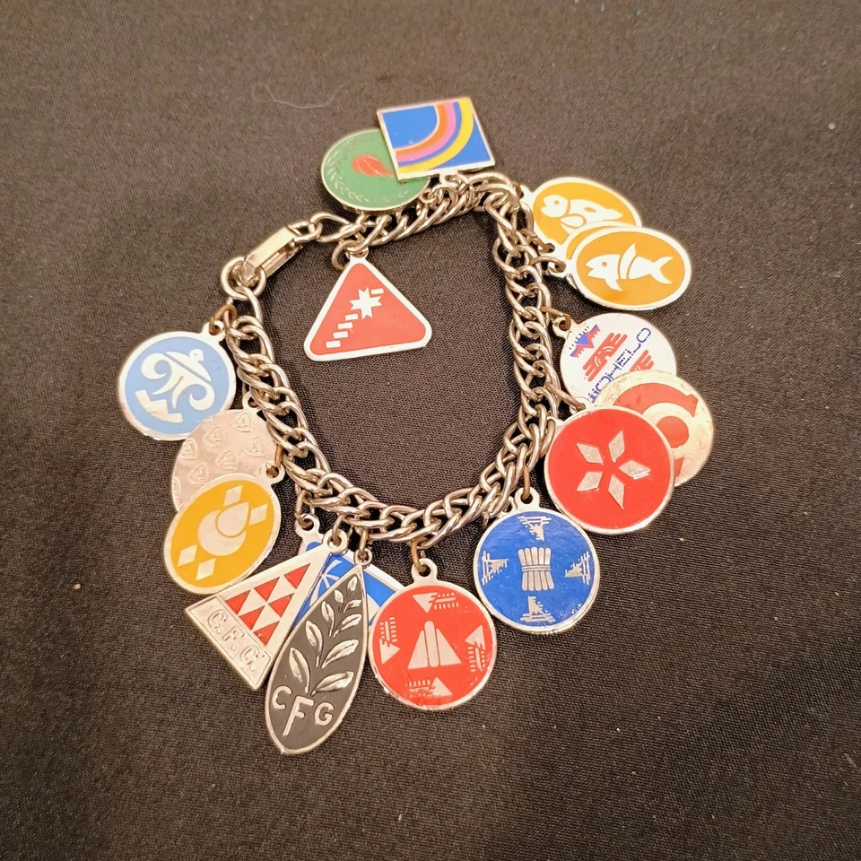 Pulsera de colección Camp Fire Girls con varios dijes coleccionables Foto 1 de 4