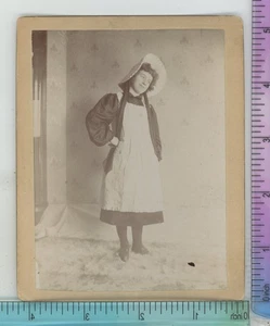 Schauspielerin Theater ? Frau mit Dienstmädchen Outfit Schrankkarte - Bild 1 von 2